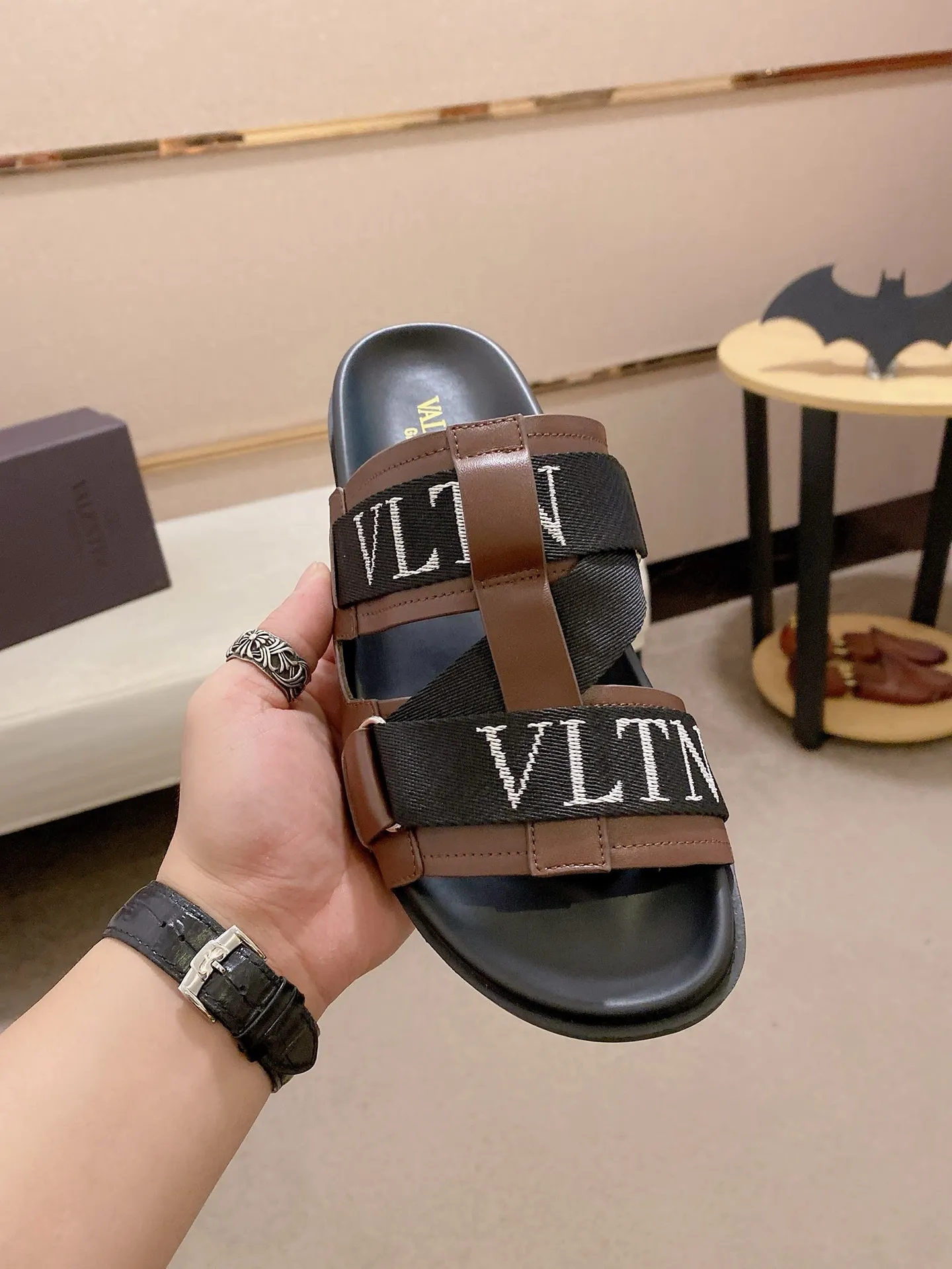 Men's shoes 💰: 480💰[Valentino] New couple 👫Boutique slippers, counter quality, classic plaid, the actual workmanship is quite complex🔰The uppers are made of imported fabrics➕🐑Sheepskin lining, which tests the craftsman's craftsmanship➕original PU outsole. Size: Women’s size: 35-44. Men's size 38-44 (can be customized to size 45, non-refundable)